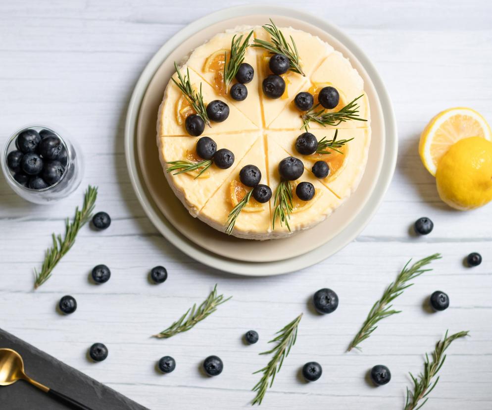 Cytrynowy sernik z jagodami – letni deser pełen smaku i aromatu