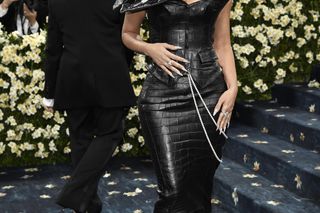 Najgorsze stylizacje na Met Gali 2025. Fotrepian na plecach to dopiero początek