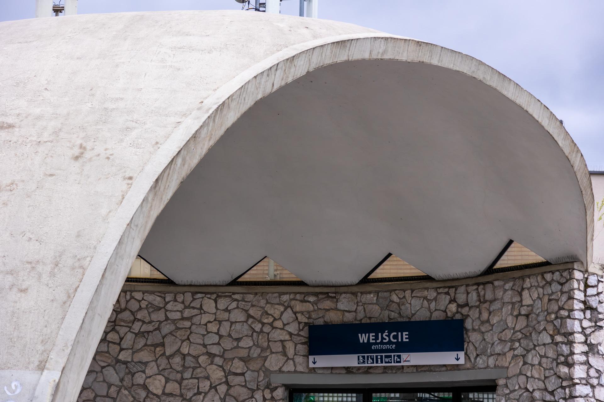 Warszawa Stadion PKP - zdjęcia stacji w kształcie łupiny orzecha