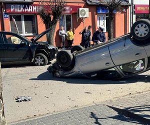 Emeryt wjechał w kobietę, która wsadzała dzieci do samochodu. Koszmarny wypadek pod Warszawą 