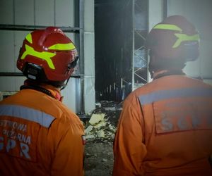 Kawle. Strażacy usuwają zniszczenia po pożarze hali przetwórstwa drobiu. W akcji robot gaśniczy i drony