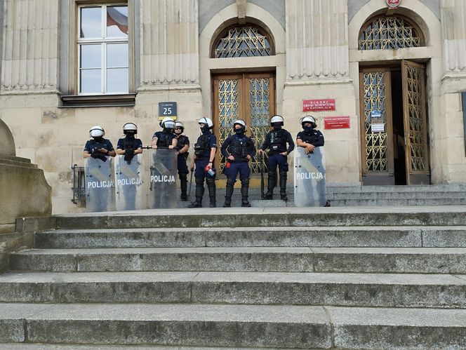 Paraliż w Katowicach. Rozpoczął się protest górników i hutników. "Stal się hartuje, a rząd ją rujnuje"