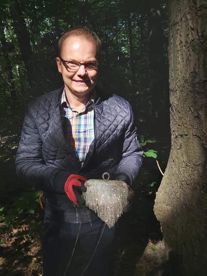 Burmistrz Grzegorz Pietruczuk w sobotę znalazł srebrną torebkę w Lasku Lindego