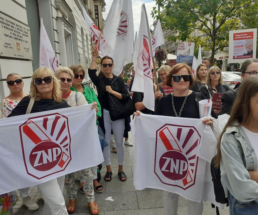  Przed Urzędem Wojewodzkim w Łodzi protestowali nauczyciele z ZNP!
