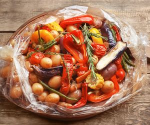 Zapiekane warzywa w marynacie czosnkowej: przepis na pieczone warzywa z rękawa