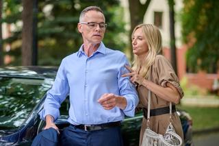 Na Wspólnej, odc. 3716: Monika (Sylwia Gliwa), Damian (Waldemar Błaszczyk)