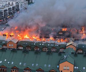 Pożar budynku mieszkalnego pod Warszawą. Strażacy walczą z żywiołem