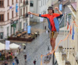   Urban Highline Festival 2023 w Lublinie. Slacklinerzy robią cuda na linach!