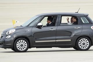Papież Franciszek w USA jeździ Fiatem 500L