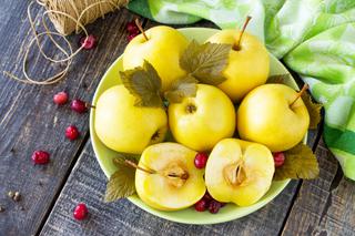 Marynowane jabłka w occie: przepis na słodko-kwaśne jabłka do mięs