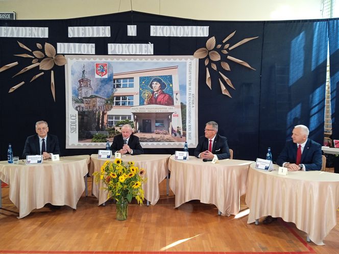 100 par zatańczyło poloneza na 100-lecie siedleckiego Ekonomika