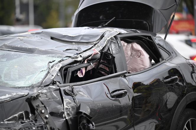 Dachowanie w Warszawie! Wcześniej na tej ulicy doszło do śmiertelnej masakry