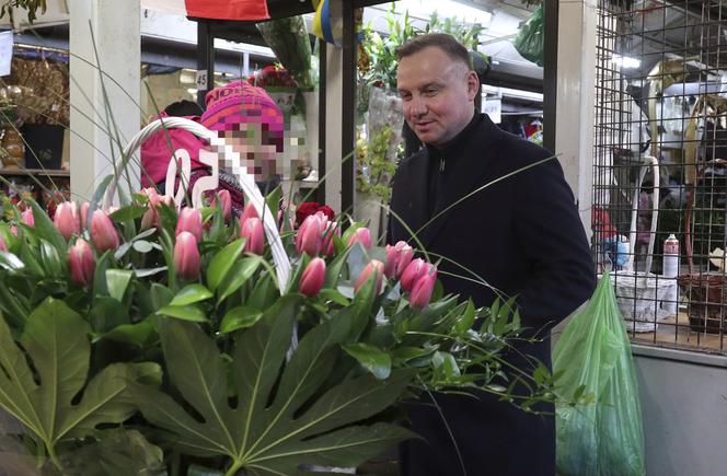 Andrzej Duda wybiera kwiaty dla małżonki