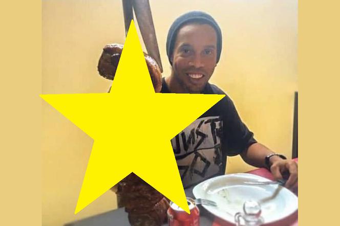 Ronaldinho GNIJE w więzieniu, ale jedzenie na urodziny dostał jak król. Mięsa jak dla wojska [ZDJĘCIE]