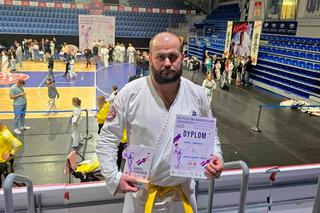 Policjant z Bydgoszczy po godzinach jest karateką. „To, co wyćwiczyłem na macie, wykorzystuję na ulicy. Nigdy nie krzyżuję rąk podczas interwencji”