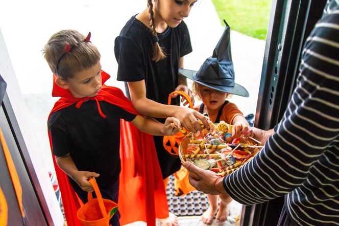 Policja sprawdza, kto dał dzieciom cukierki z gwoździami. Niebezpieczne sytuacje w Halloween 