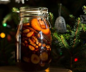 Zrób nalewkę bożonarodzeniową z cytrusów i suszonych owoców – aromat świąt w butelce