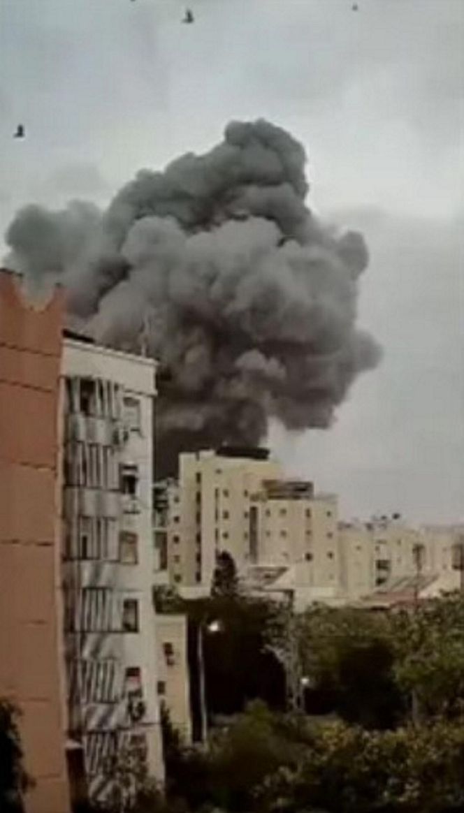 Wielki atak na Izrael! Na zdjęciach widać, jak rakieta trafia w blok