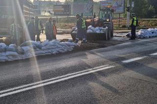 Trwa walka o osiedle Marszowice we Wrocławiu. Na miejscu pracują żołnierze i strażacy 