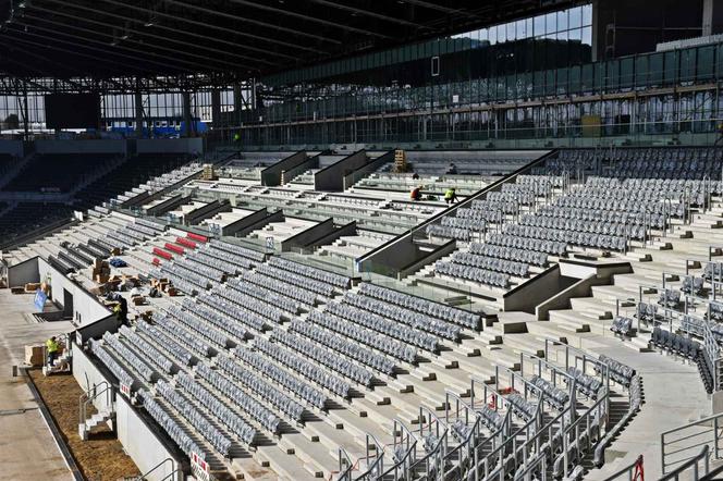 Montaż krzesełek na stadionie w Szczecinie