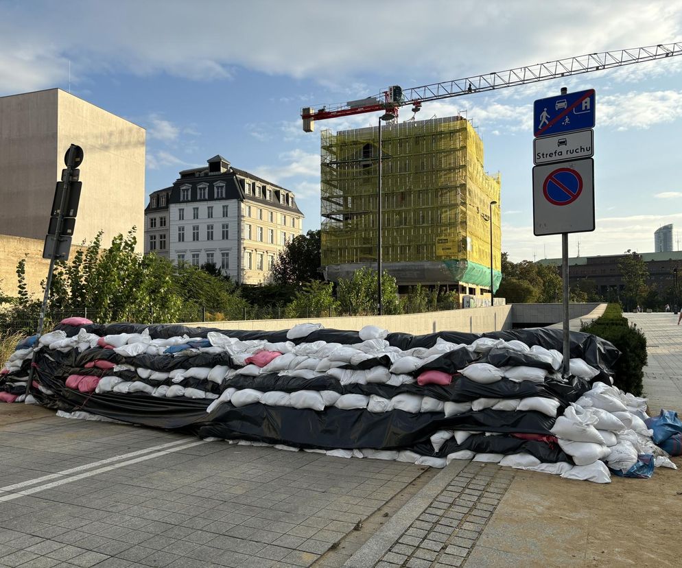 Wrocław szykuje się na powódź. W centrum wszędzie leżą worki z piaskiem