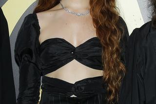 Córka Natalii Kukulskiej z gołym brzuchem i chłopakiem zadaje szyku na ściance. Podobna do mamy? Show-biznes znają od podszewki