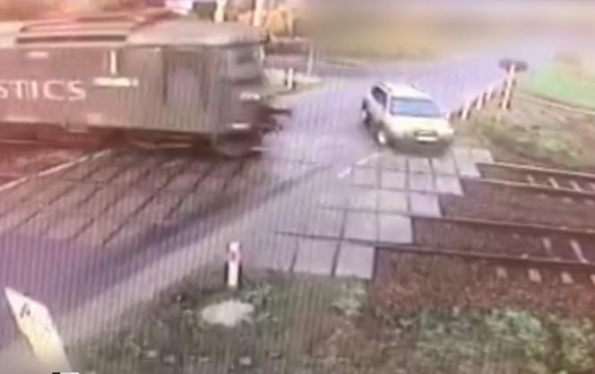 Rusiec: Rozpędzone auto jechało wprost pod pociąg! PRZERAŻAJĄCE nagranie z przejazdu kolejowego!