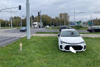 Suzuki wjechało na chodnik. Potrącony został mężczyzna, który prowadził wózek z dzieckiem