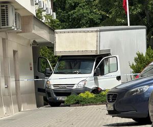 Auto wjechało w budynek sądu w Warszawie. Kierowca z impetem wyłamał szlaban i wjechał na zamknięty teren