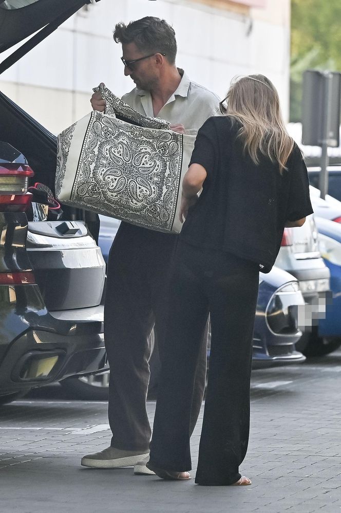 Agnieszka Kaczorowska i Marcin Rogacewicz z kijkiem wychodzą z treningu