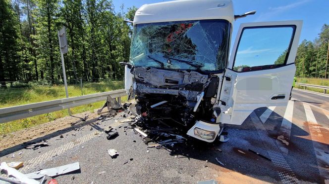 Bełchatów. Śmiertelny wypadek na DK 74. 20-latek wjechał pod cysternę [ZDJĘCIA]. 