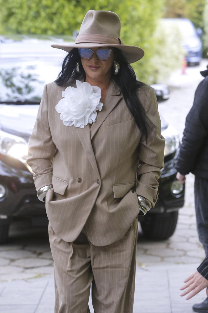 Kayah niczym bogata wdowa po gangsterze. A to garnitur z sieciówki!