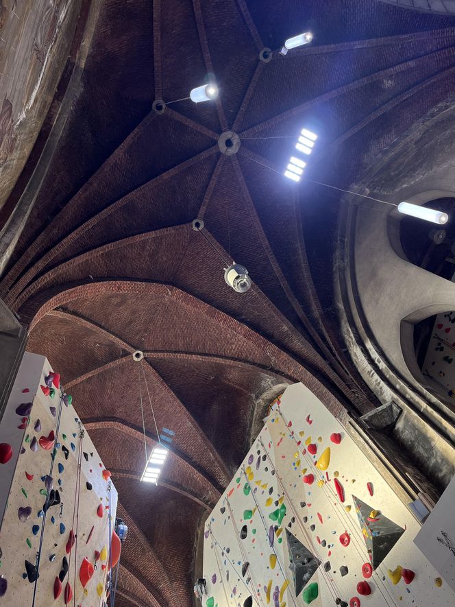 Ścianka wspinaczkowa w kościele św. Antoniego Padewskiego w Brukseli