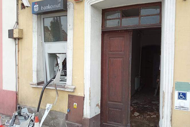 Bankomat w Rydzynie wyleciał w powietrze. Policja szuka sprawców.