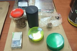 Sprzedawali narkotyki nieletnim. W mieszkaniu mieli 3 kg narkotyków, broń i gotówkę