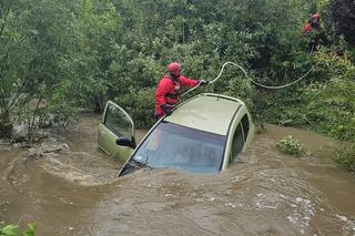 Samochód porwał nurt potoku. Tragiczna śmierć kierowcy 