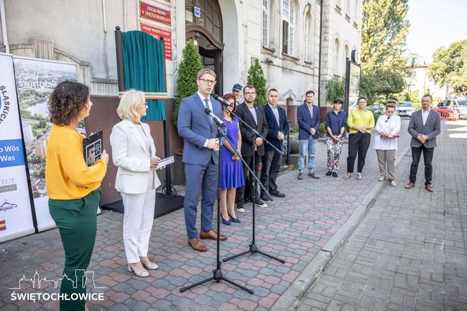 Tablice w języku śląskim przed Urzędem Miejskim w Świętochłowicach