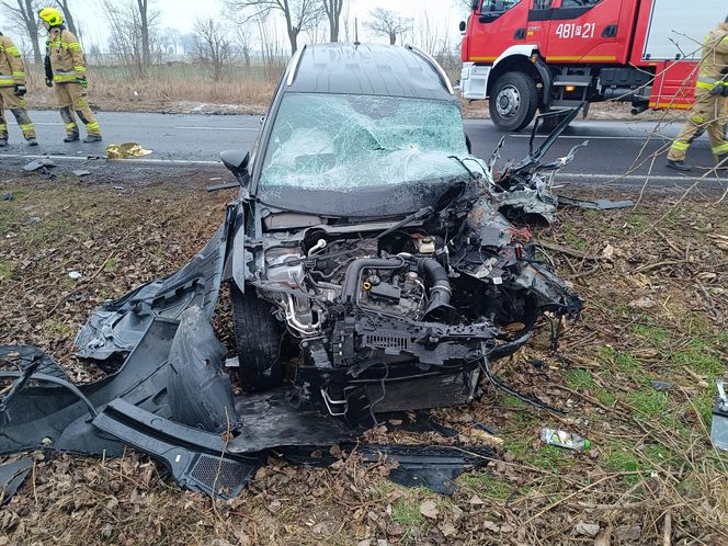 Wypadek na ośnieżonej drodze w powiecie rawickim