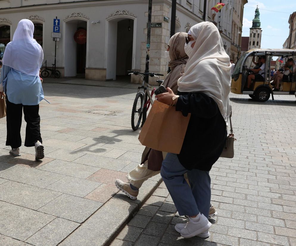 Arabska turystka krytykuje sklep po zakupach w Sukiennicach w Krakowie. Zachowaj ostrożność
