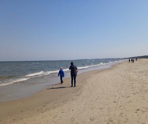Mieszkańcy korzystają ze słonecznej pogody. Na plaży w Jelitkowie widać już pierwszych spacerowiczów!