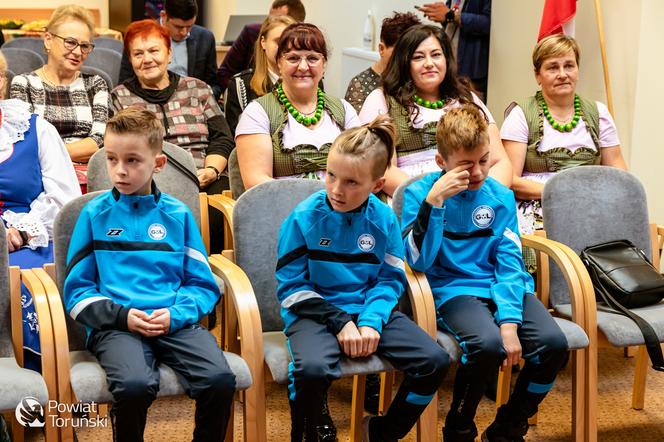 „Niech połączy nas hymn” - piękna, kolorowa premiera w siedzibie Starostwa Powiatowego