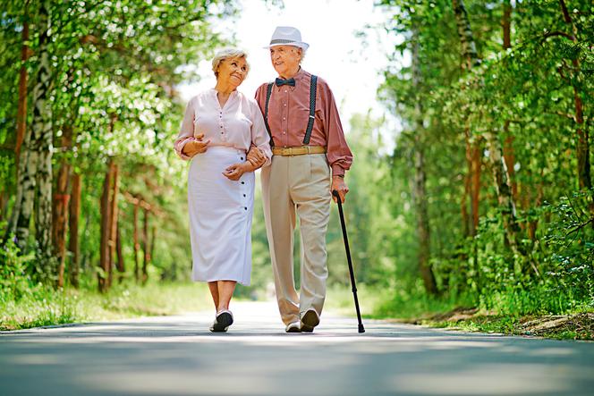 Para starszych ludzi na spacerze