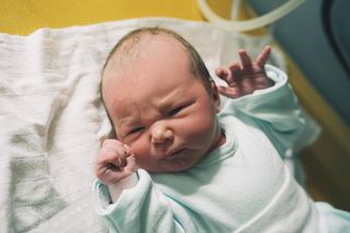 Czy przepuklina pępkowa u noworodka może powstać na skutek silnego płaczu? Rozwiewamy wątpliwości