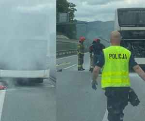 Autokar na zakopiance stanął w płomieniach. Na pomoc ruszył policjant z gaśnicą