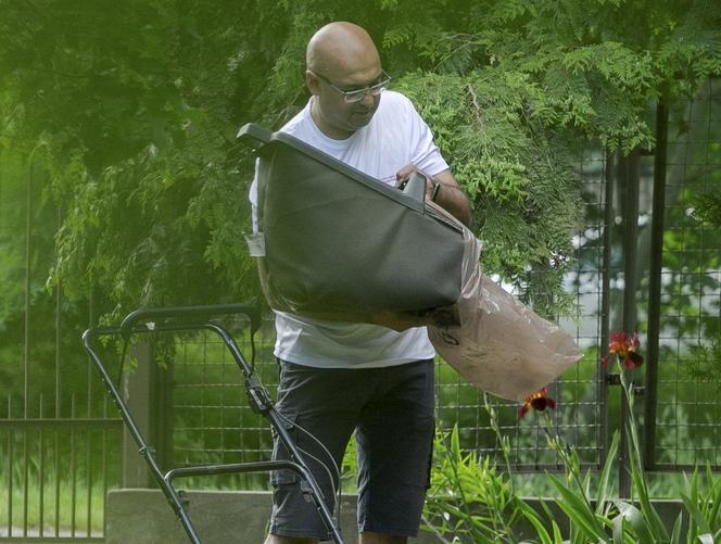 Alvin Gajadhur podczas letnich porządków