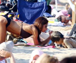 Marta Kaczyńska na plaży z synkiem