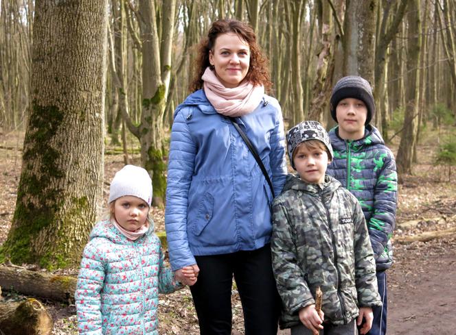 Dobrosława Sobiech (33 l.) z Białegostoku z dziećmi: Lilą (4 l.), Stasiem (7 l.) i Frankiem (9 l.).
