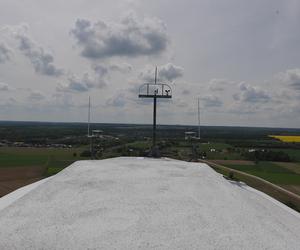 Dziennikarz czytał gazetę siedząc na szczycie wielkiego wiatraka. Tak wyglądała jego wspinaczka 