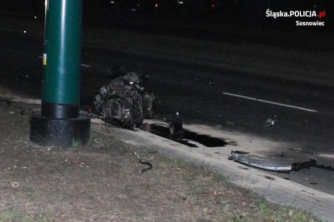 Sosnowiec: Nie żyje 38-letni kierowca. Jego rozpędzone auto dachowało rozbijając się o latarnię i inne pojazdy [ZDJĘCIA]