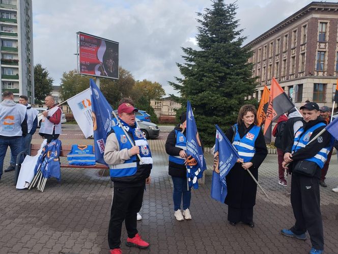 Hutnicy i koksownicy wyszli na ulice w Dąbrowie Górniczej. Apel do rządu o ratunek dla branży i tysięcy miejsc pracy